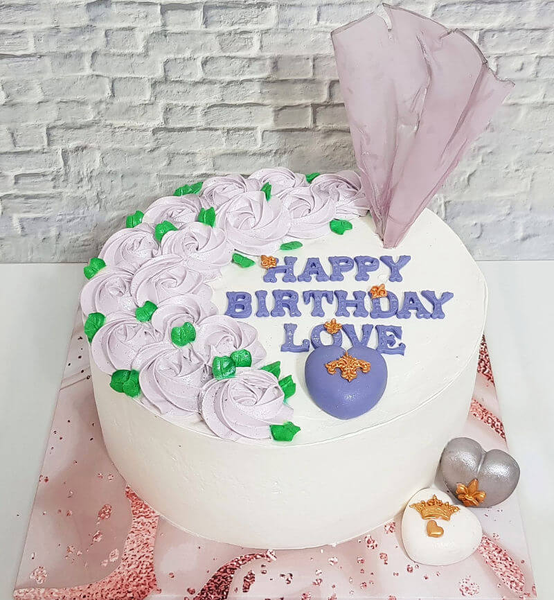 עוגת יום הולדת מיוחדת לבנות עם פרחים ולבבות