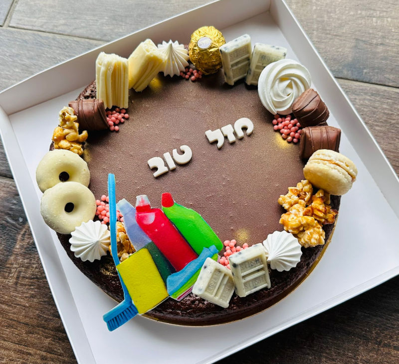 עוגת יום הולדת מכורה לנקיון לאשה או לגבר