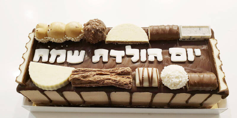 עוגת יום הולדת מלבנית עם שוקולדים