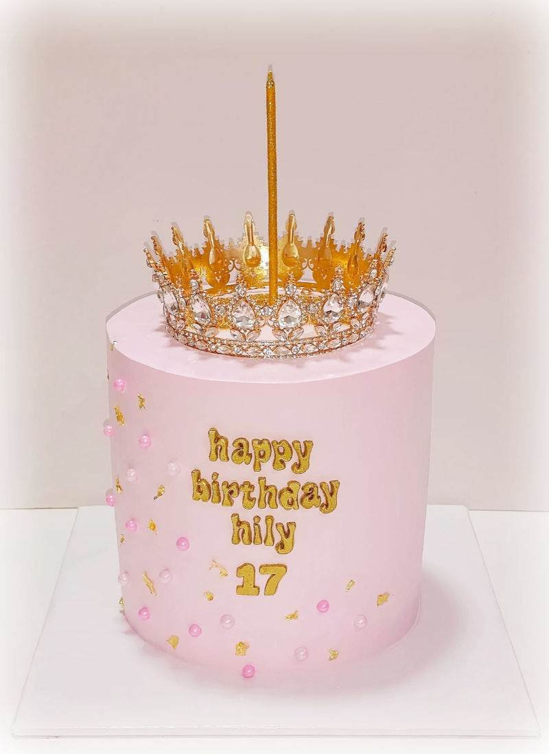 עוגת יום הולדת מעוצבת עם כתר