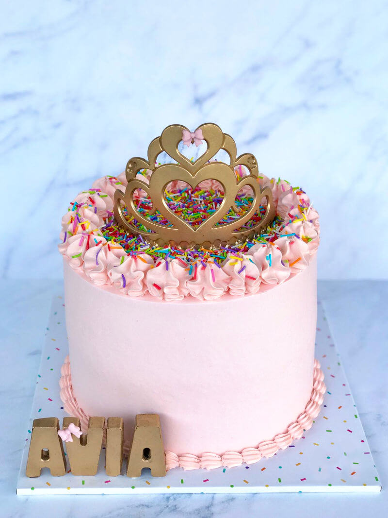 עוגת יום הולדת מעוצבת לבנות עם סוכריות וכתר