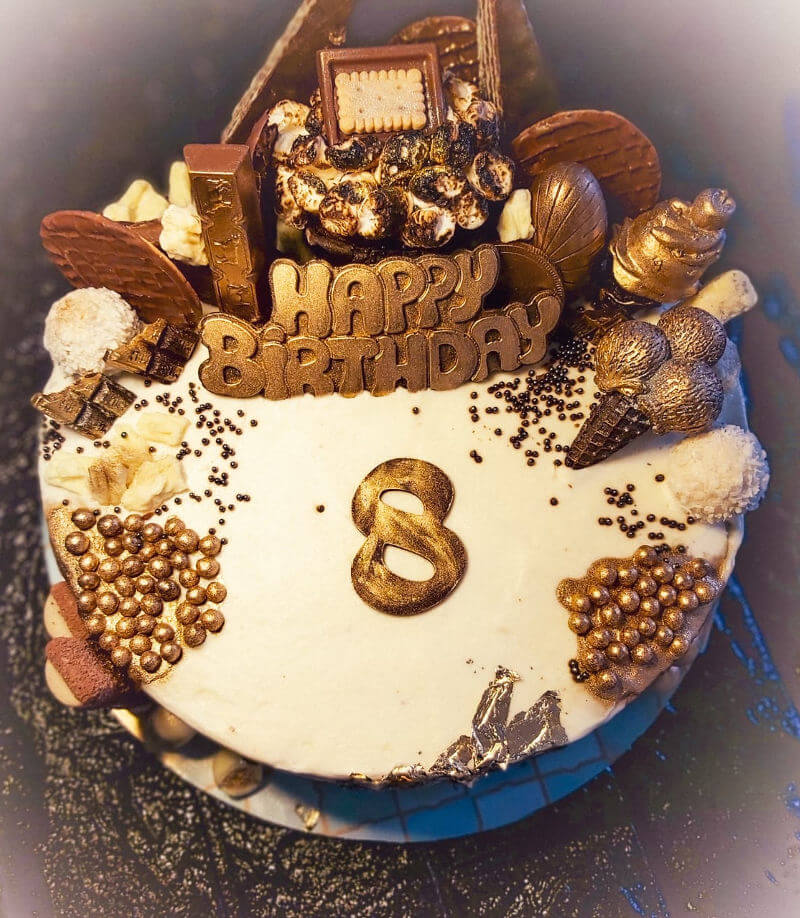 עוגת יום הולדת מעוצבת עם שוקולדים