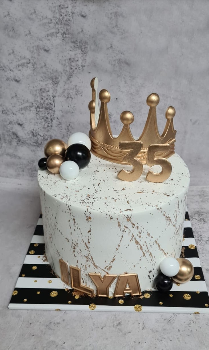 עוגת יום הולדת מעוצבת עם כתר