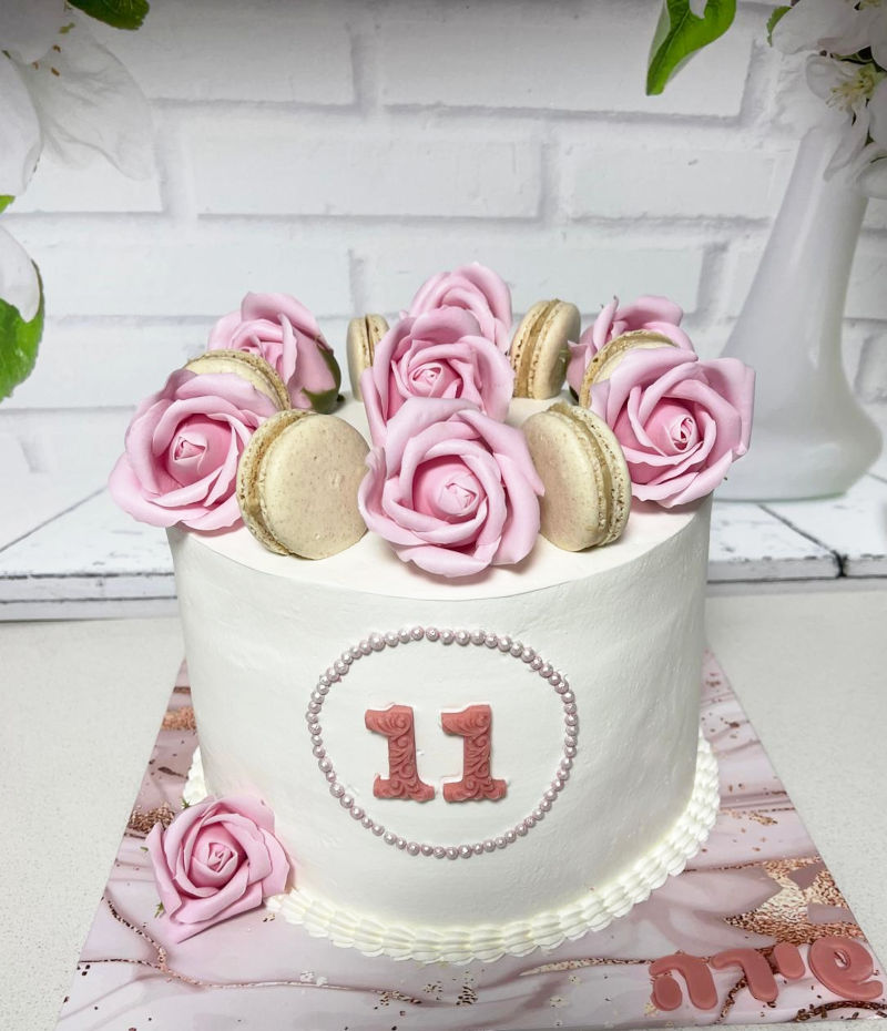 עוגת יום הולדת עם פרחים ומקרונים