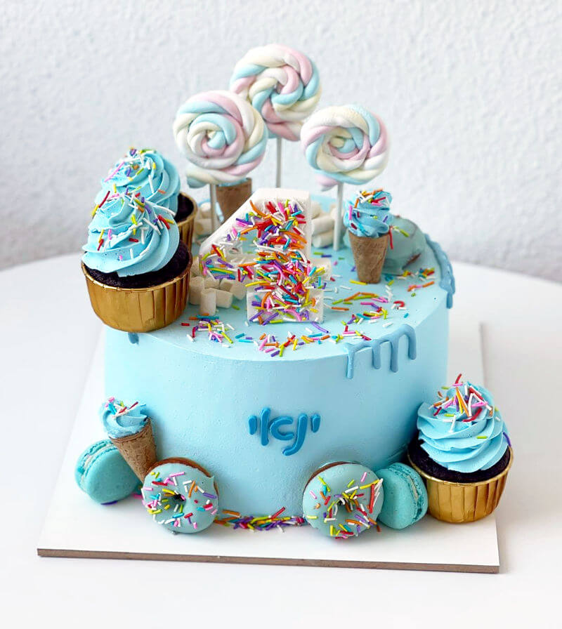 עוגת יום הולדת עם קאפקייקס וסוכריות