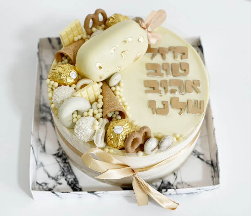 עוגת יום הולדת עם קישוטים של ארטיק מגנום וממתקים