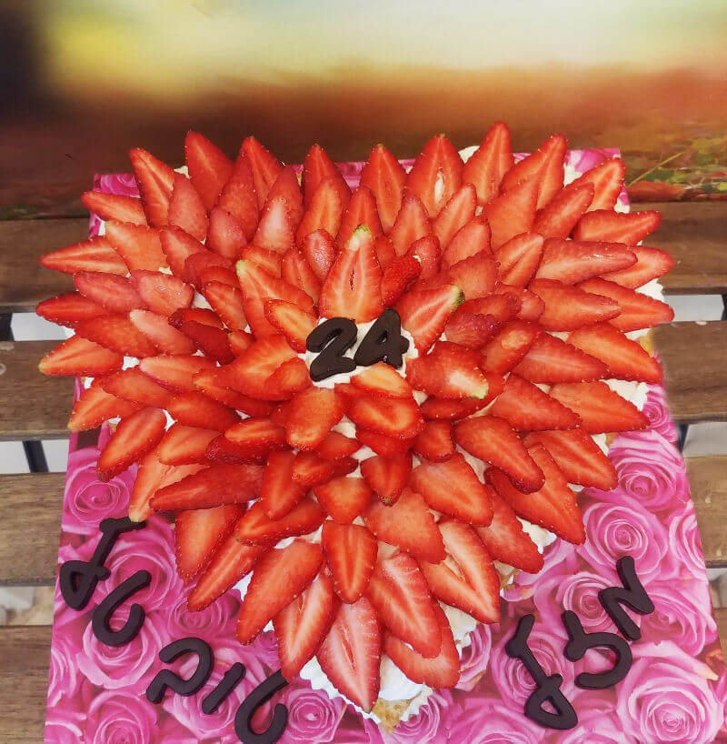 עוגת יום הולדת עם תותים