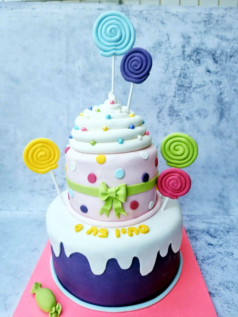 עוגת יום הולדת קאפקייק ענק וסוכריות מבצק סוכר