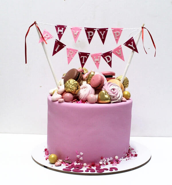 עוגת יום הולדת שמח עם מלא ממתקים לבנות