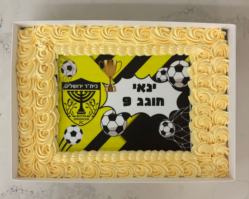 עוגת כדורגל מלבנית ליום הולדת בכיתה