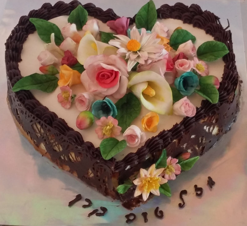 עוגת יום הולדת לב ופרחים
