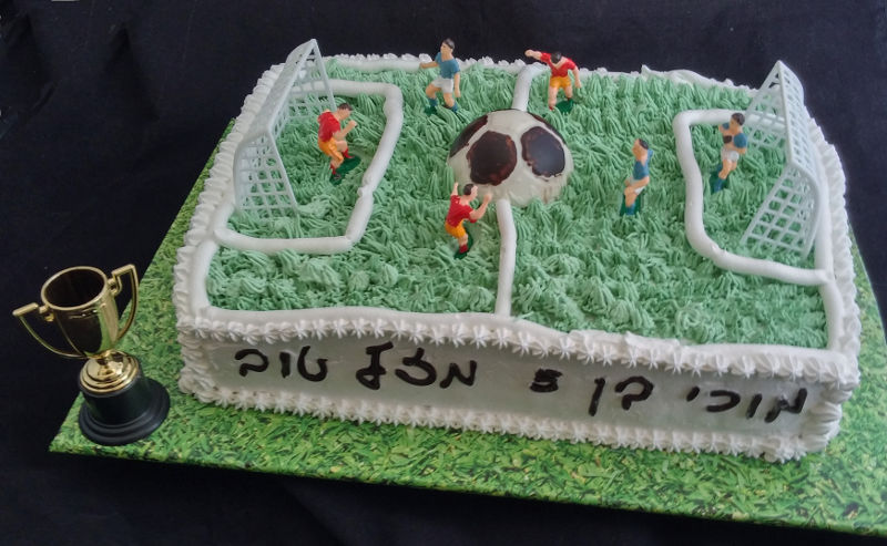 עוגת יום הולדת זילוף מגרש כדורגל