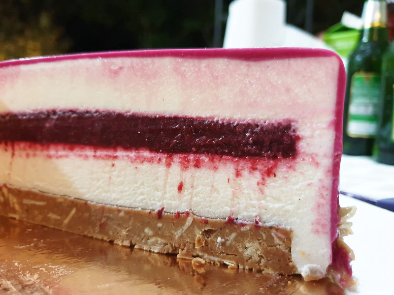 עוגת ראווה מוס גבינה ופטל חתך