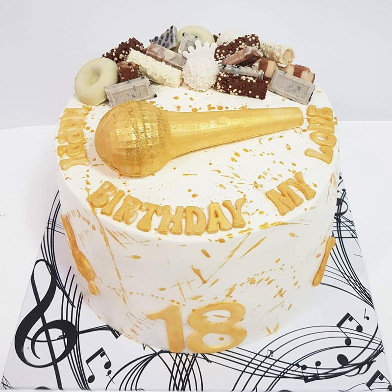 עוגת מיוזיקלי וטיק טוק עם ממתקים לגיל 18