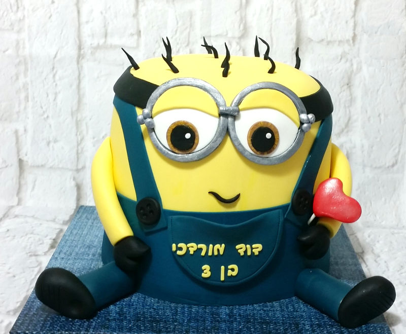 עוגת מיניונים מבצק סוכר