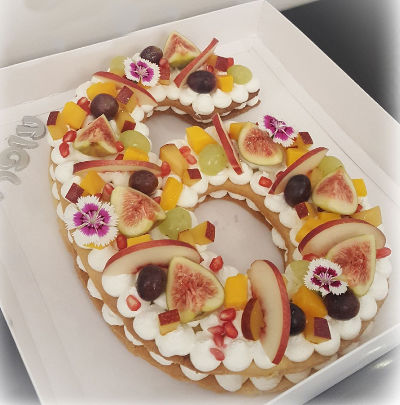 עוגת יום הולדת בצורת מספר עם פירות