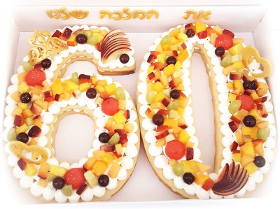 עוגת יום הולדת בצורת מספרים עם פירות