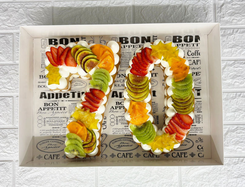 עוגת מספרים ופירות טריים