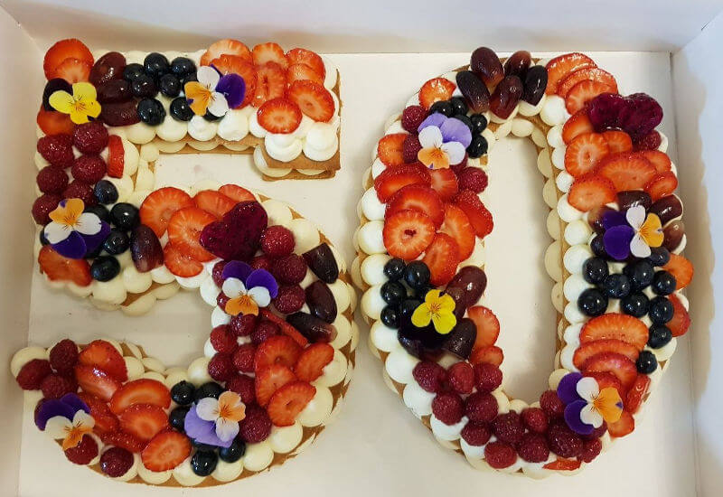 עוגת מספרים ופירות ליום הולדת 50