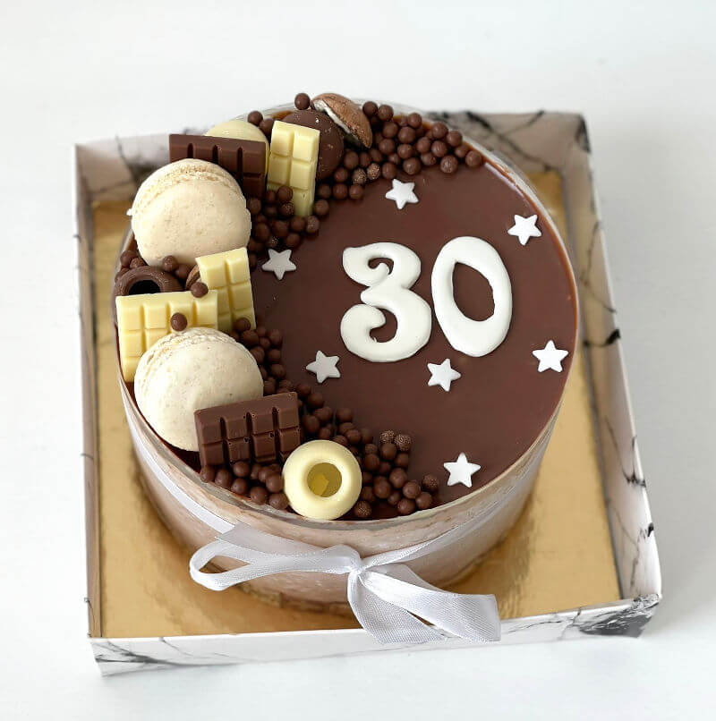 עוגת יום הולדת עם שוקולדים