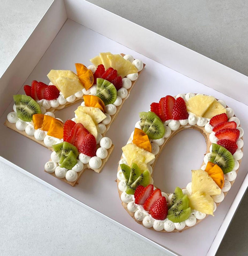 עוגת מספרים טבעונית עם פירות