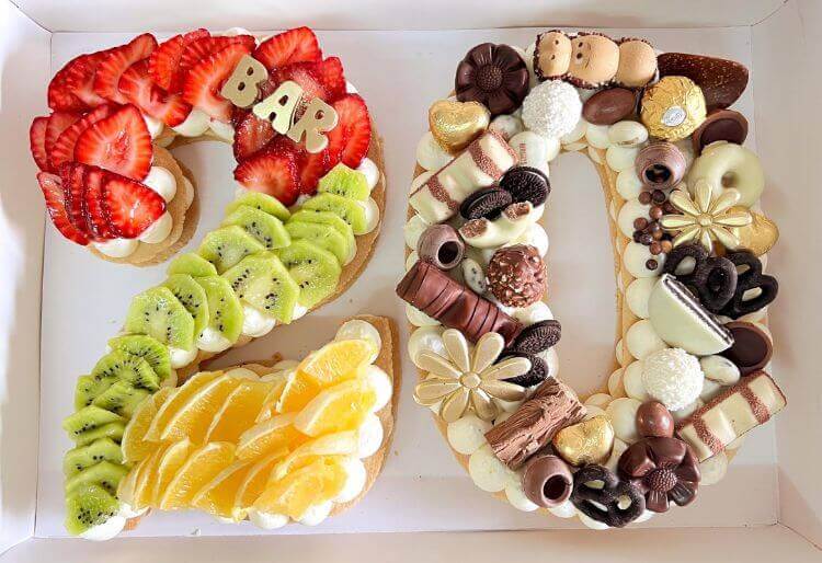 עוגת מספרים משולבת פירות ושוקולדים