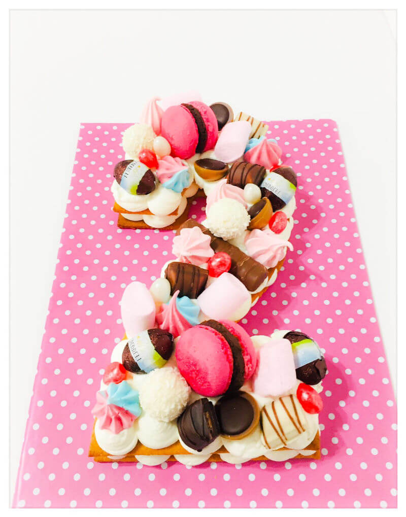 עוגת מספרים עם ממתקים