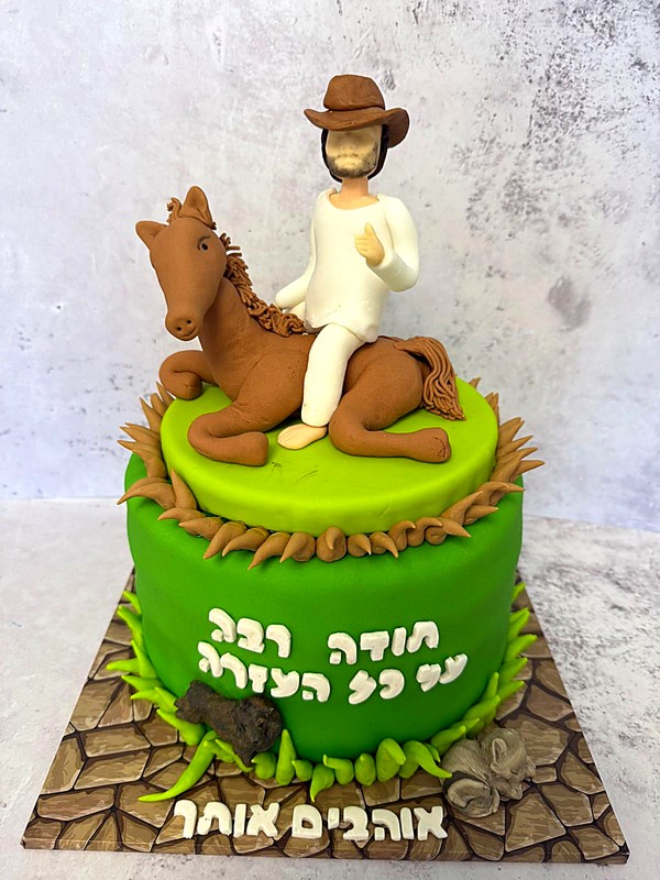 עוגה מיוחדת בעיצוב קאובוי על סוס