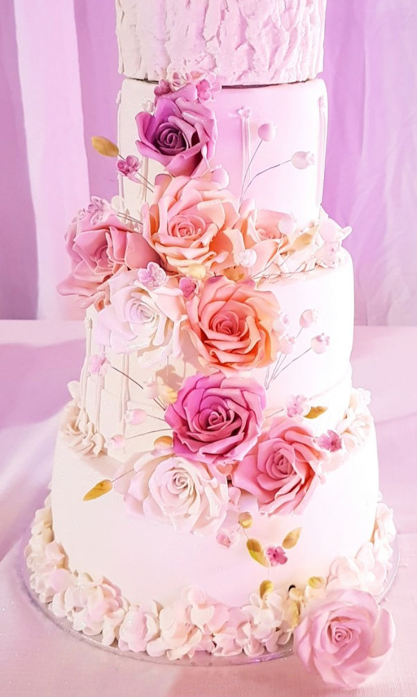 עוגת קומות ופרחים מפוארת לחתונה