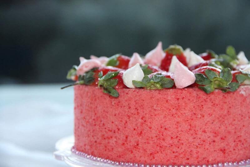 עוגת ראווה עם תותים ונשיקות