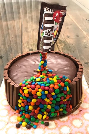 עוגת שוקולד ליום הולדת m&m