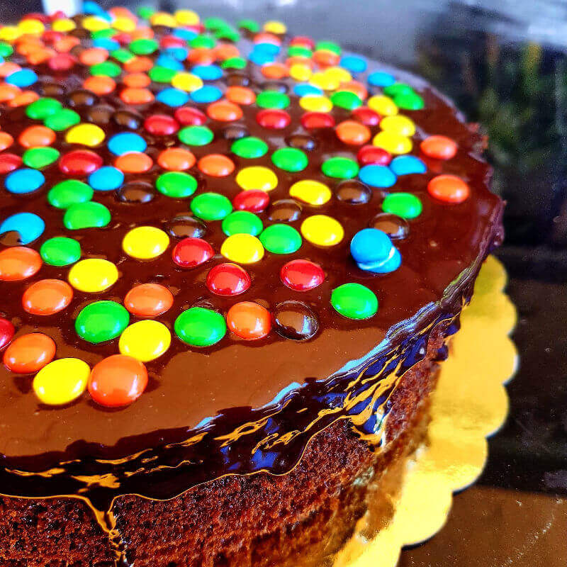 M&M עוגת שוקולד וממתקים ליום הולדת