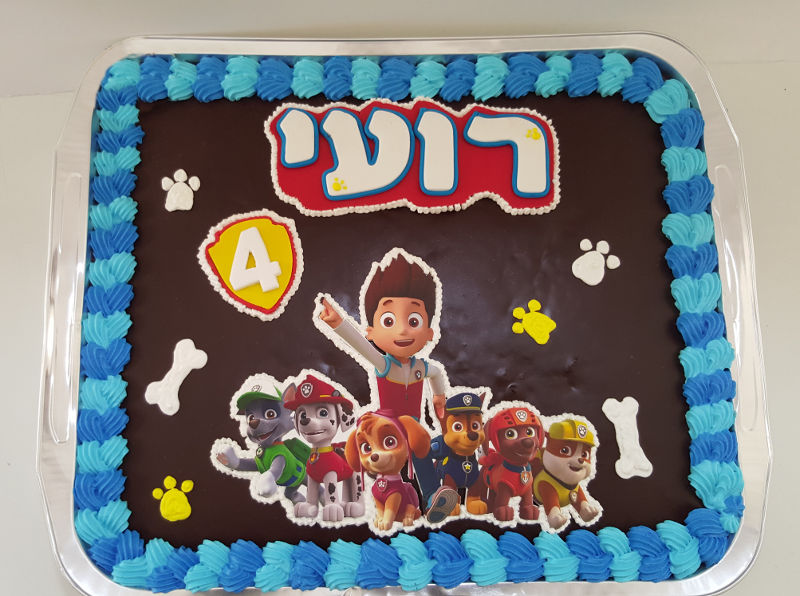 עוגת שוקולד מלבנית של מפרץ ההרפתקאות