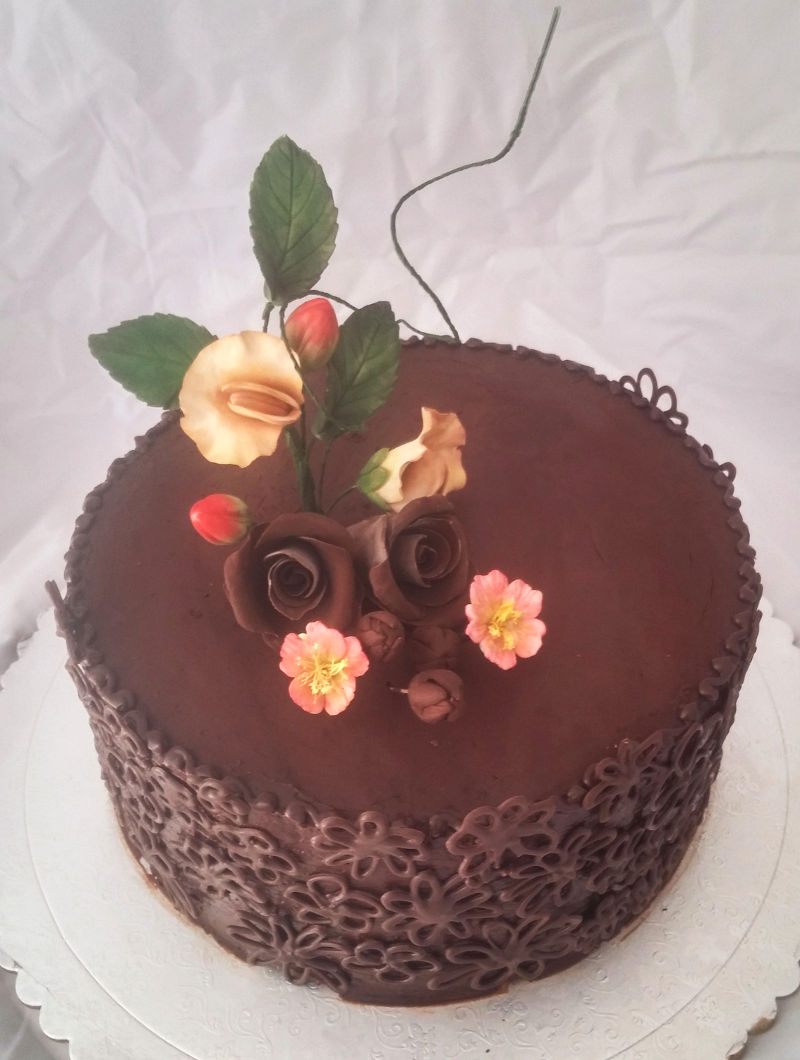 עוגת שוקולד ופרחי שוקולד וסוכר