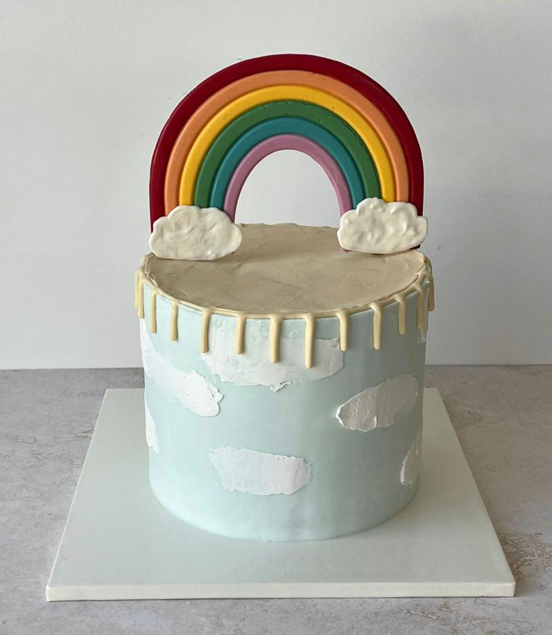 עוגה מעוצבת עם קשת בענן