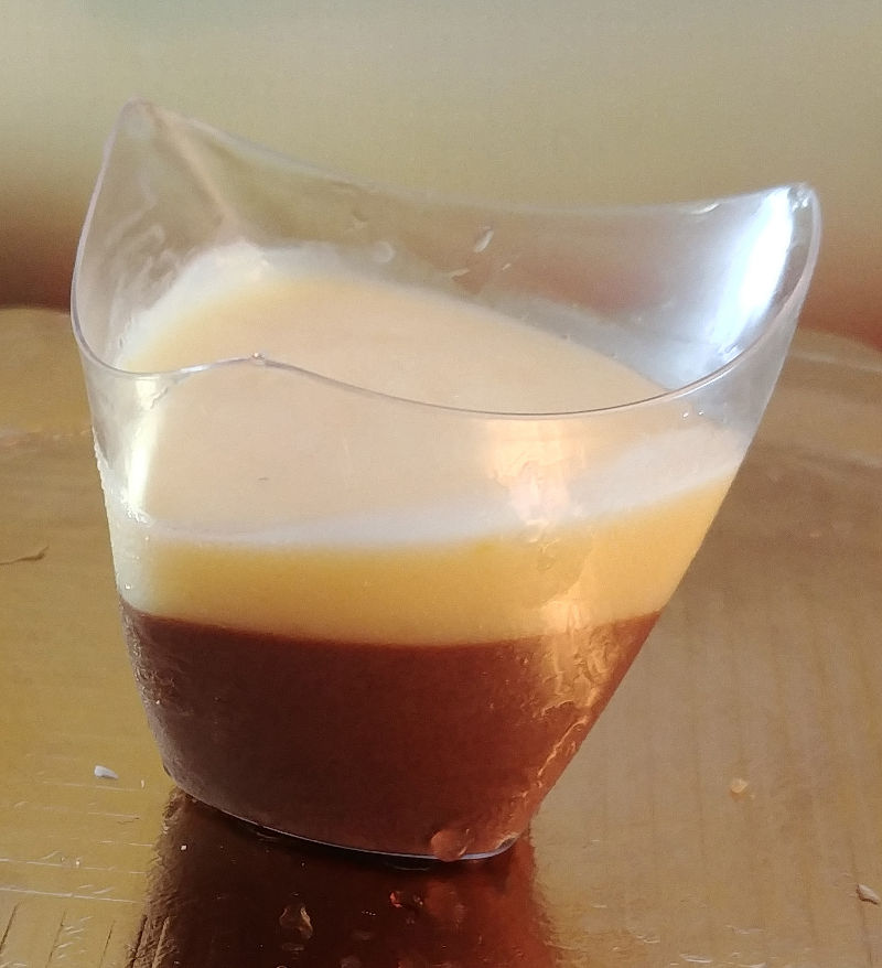 קינוחי כוסות מוס שוקולד ולימון